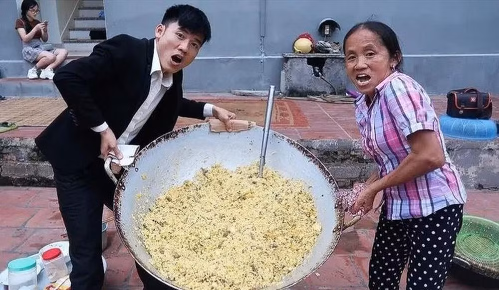Trước đây, con trai bà với kênh Hưng Vlog từng đăng 2 clip gây tranh cãi là nấu cháo gà nguyên lông và trộm tiền heo đất bị phạt lần lượt là 7,5 triệu và 10 triệu, anh đã bị Youtube khóa kênh Hưng Troll.
