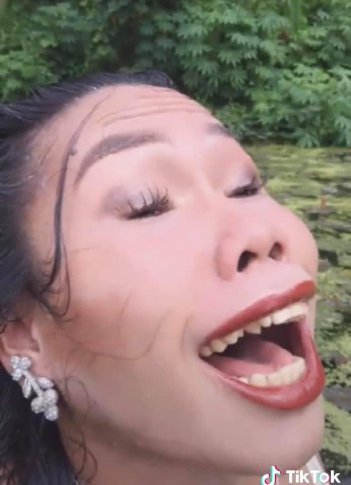 Cứ nhìn vào khuôn mặt trắng dã do ngâm nước, đôi môi nhợt nhạt, tóc tai bết bát, cùng khuôn miệng "chữ O" rộng ngoác đủ để thấy hài hước đến mức không thể nhịn nổi cười.