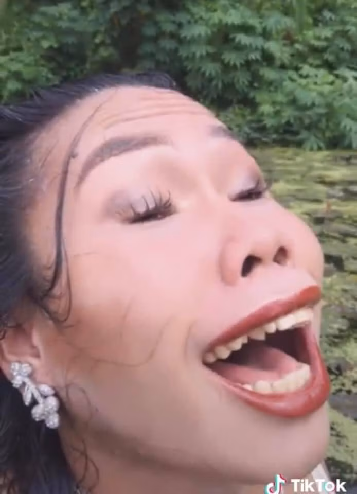 Cứ nhìn vào khuôn mặt trắng dã do ngâm nước, đôi môi nhợt nhạt, tóc tai bết bát, cùng khuôn miệng "chữ O" rộng ngoác đủ để thấy hài hước đến mức không thể nhịn nổi cười.