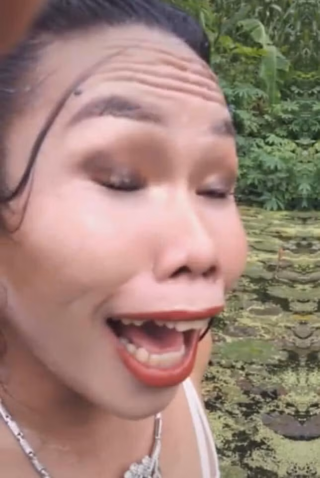 Phía dưới phần bình luận đoạn clip chụp ảnh dưới nước của nhân vât trên, dân tình đều để lại icon mặt cười. Kèm theo đó là vô vàn những bình luận hết sức bá đạo.