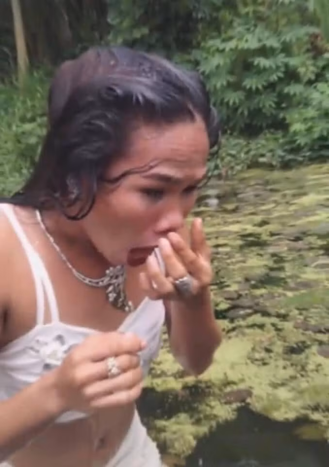 Cụ thể, nickname L.A.M bình luận: "Nhìn thôi là cười đến đau bụng. Nhìn thì tưởng dễ nhưng thực sự thì khó không tưởng" hay nickname B.A.T có dòng: "Đu trend kiểu này sẽ được trao giải quả bóng cười của năm".