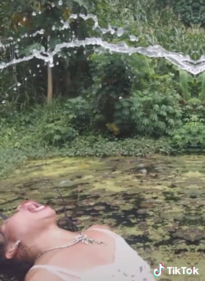 Bạn chỉ cần nhúng tóc, úp mặt xuống nước, căn thời điểm rồi hất tóc lên theo hình vòng cung là được, việc còn lại sẽ do nháy chụp, bắt trọn khoảnh khắc của bạn.