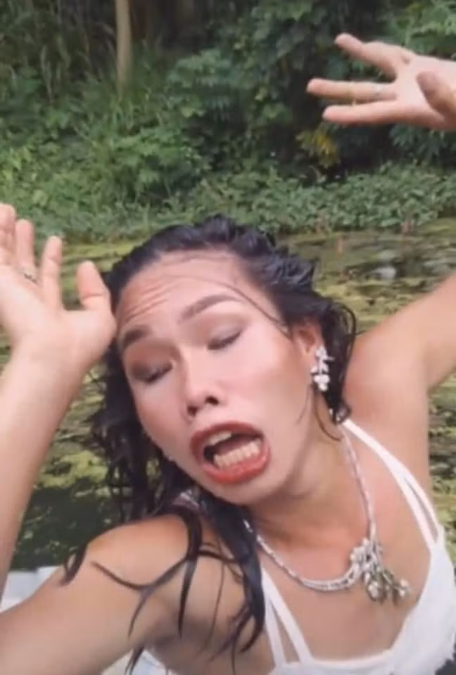 Nhìn biểu cảm của cô gái trong bức ảnh chụp ảnh dưới nước là thấy mắc cười.