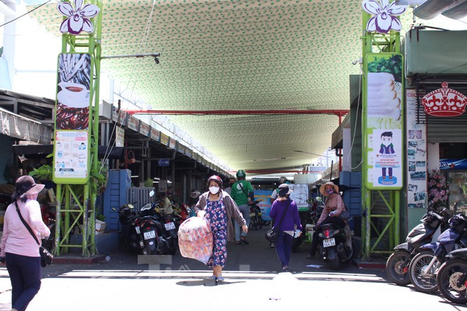 Chỉ có khu vực bán thực phẩm của Chợ Cồn còn sôi động. Tuy nhiên, người mua cũng khá vắng vẻ, trái với cảnh chen chúc mọi ngày. Ảnh: Giang Thanh