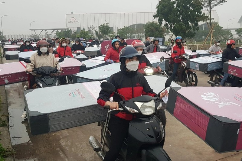 Câu chuyện thưởng Tết bằng hiện vật năm nào cũng nóng. Có người khoe phải mang ô tô mới chở được hết thưởng Tết mang về cũng nhận được hàng ngàn lượt cảm xúc.