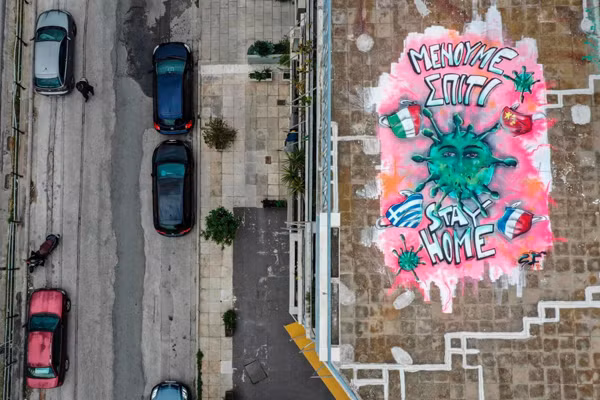 Tại sân thượng của một tòa nhà ở Athens, Hy Lạp, một nghệ sĩ 16 tuổi đã vẽ một bức tranh với dòng chữ 'Hãy ở nhà', kêu gọi người dân hạn chế ra đường và đến các khu vực công cộng, giữ khoảng cách xã hội để hạn chế sự lây lan của dịch bệnh COVID-19.