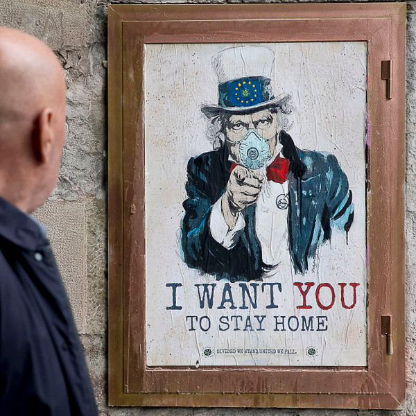Họa sĩ đường phố Tvboy đến từ Tây Ban Nha đã vẽ lại bức tranh poster cổ động nổi tiếng xuất hiện từ năm 1917 'I want you for U.S. Army' (tạm dịch: Tôi muốn bạn gia nhập quân đội Mỹ). Thay vì tuyển quân, nhân vật Uncle Sam trong tranh đề nghị mọi người ở yên trong nhà và thực hiện tốt lệnh cách ly cộng đồng.