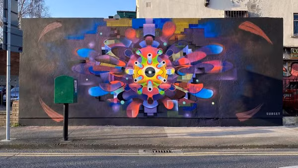 Tại Dublin, Ireland, những nghệ sĩ đường phố đã vẽ hình ảnh tế bào virus corona như một cách để mô tả về đại dịch toàn cầu.