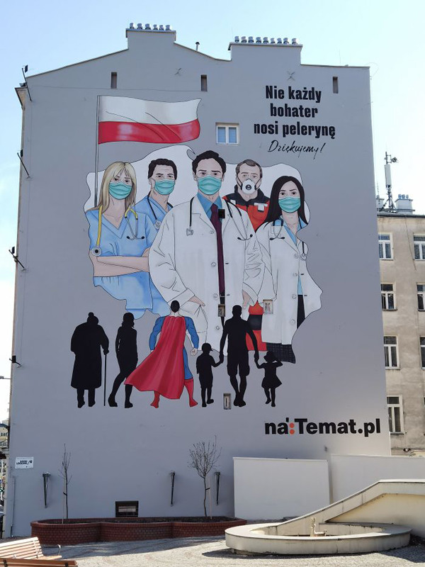 Tại thủ đô Warsaw (Ba Lan), bức họa đường phố vinh danh những nhân viên y tế trong cuộc chiến chống đại dịch COVID-19 được vẽ trên tường của một tòa nhà 5 tầng. Bên cạnh bức tranh có dòng chữ: 'Không phải người hùng nào cũng mặc áo choàng'.