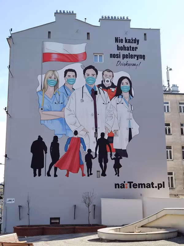 Tại thủ đô Warsaw (Ba Lan), bức họa đường phố vinh danh những nhân viên y tế trong cuộc chiến chống đại dịch COVID-19 được vẽ trên tường của một tòa nhà 5 tầng. Bên cạnh bức tranh có dòng chữ: 'Không phải người hùng nào cũng mặc áo choàng'.