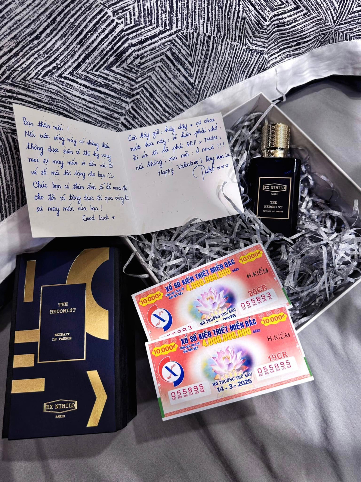 Cận cảnh hộp quà của Đức Huy được bạn gái tặng trong ngày Valentine trắng.