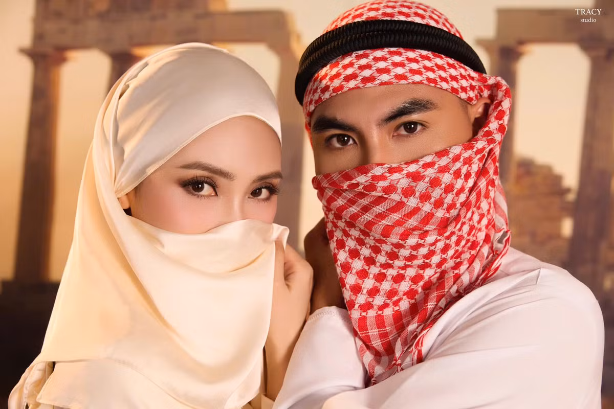 Hay cách đây chưa lâu, Đức Huy cũng đăng bức ảnh với dòng trạng thái đùa với mọi người rằng đưa Huyền Trang về quê tại Ả Rập.