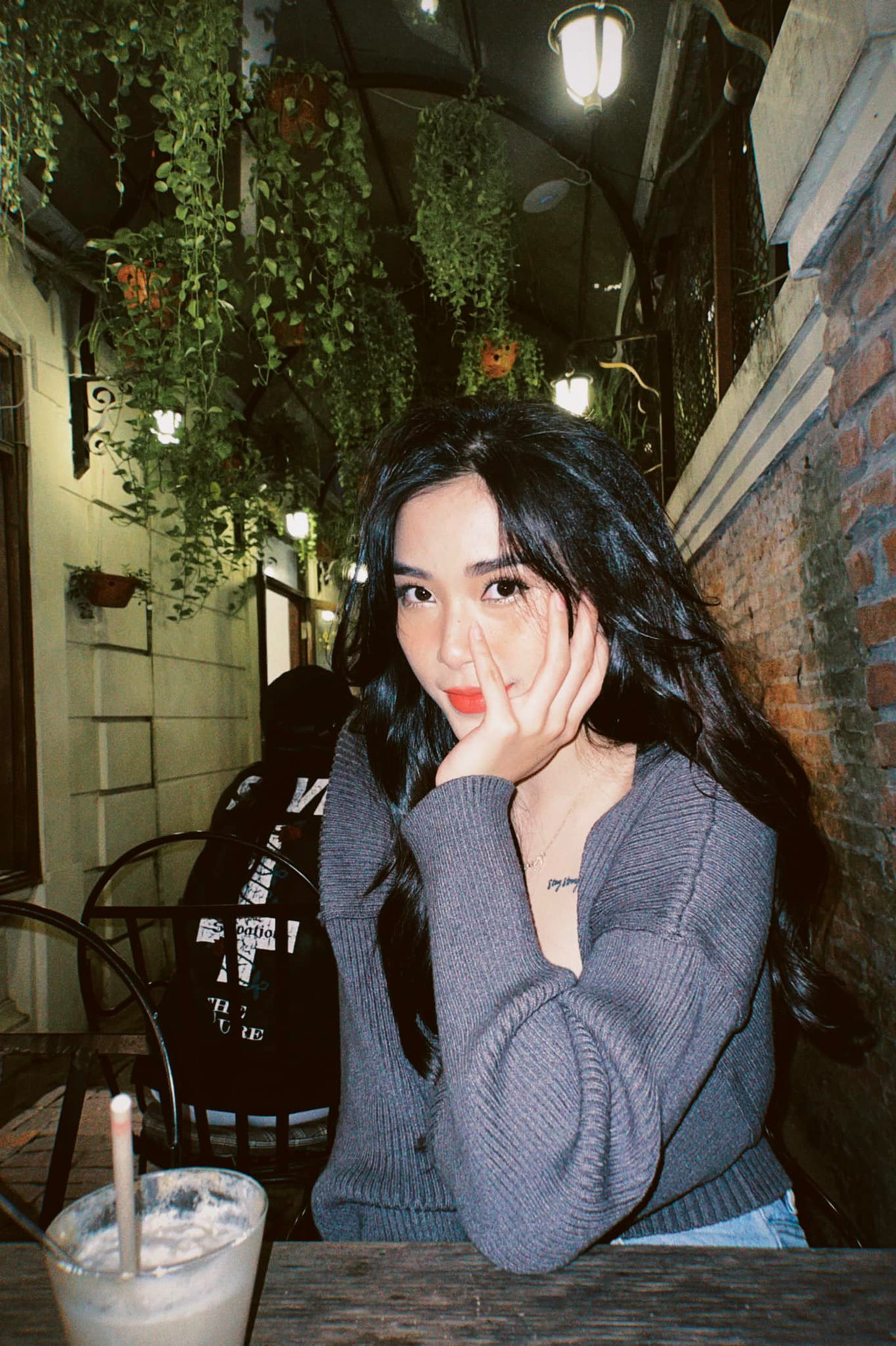 Có thể nói Thu Huyền chính là một thỏi nam châm cực lớn hút tất cả những ai quan tâm đến một cô người mẫu trong vai cầu thủ bóng chuyền.