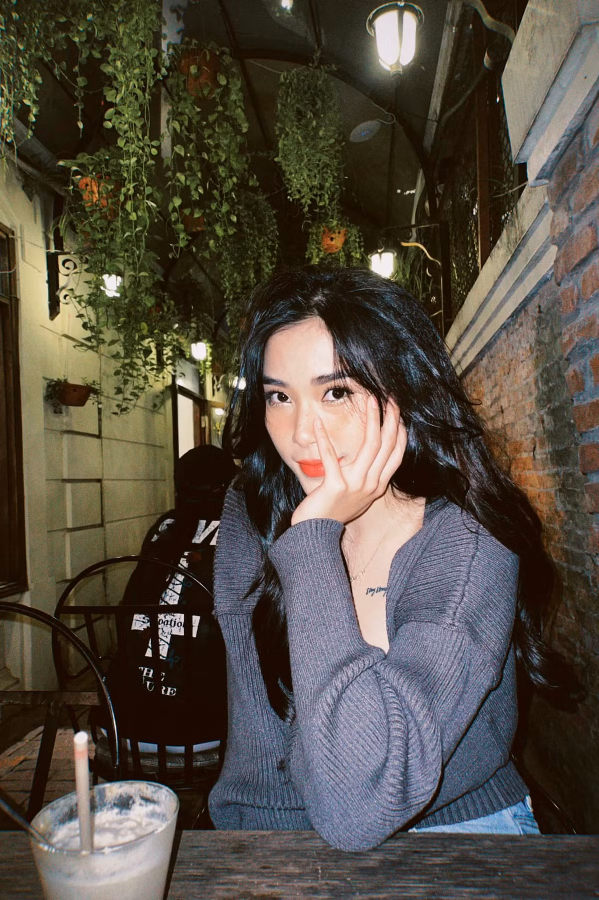 Có thể nói Thu Huyền chính là một thỏi nam châm cực lớn hút tất cả những ai quan tâm đến một cô người mẫu trong vai cầu thủ bóng chuyền.