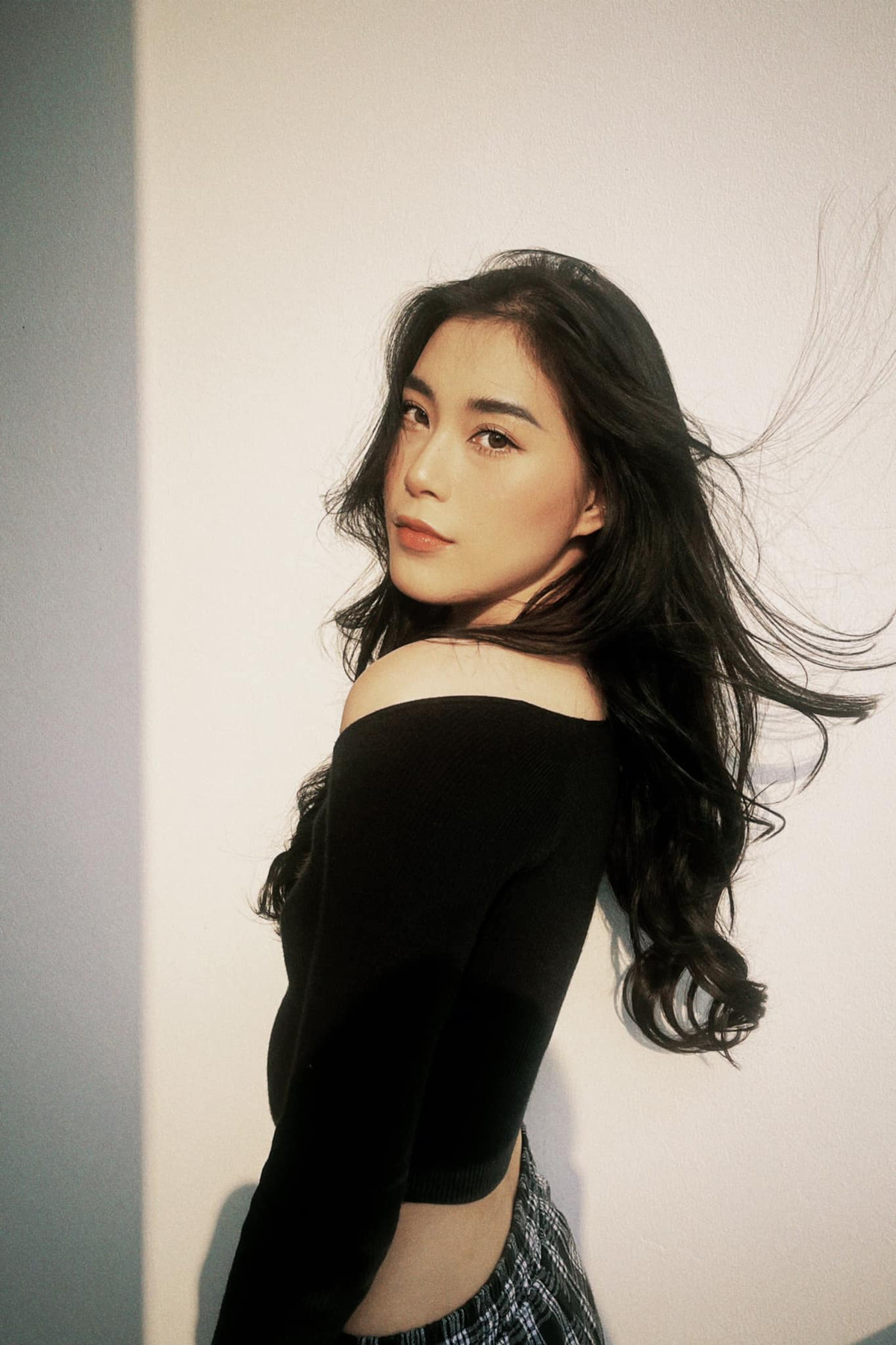 Hóa ra, Thu Huyền giờ đây là người mẫu ảnh, cô nàng thường xuyên chia sẻ những khoảnh khắc đi làm mẫu đẹp không góc chết của mình.