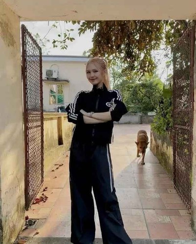 Tuy nhiên, không hiểu vì trời nắng hay có việc gì đó không vừa ý, khuôn mặt nhăn nhó, kém vui của vợ Xemesis khiến dân tình phì cười.