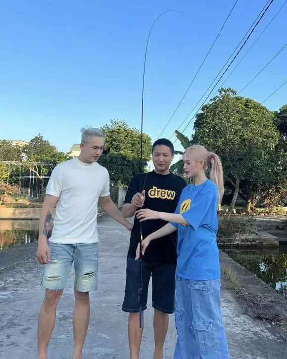 Mới đây, hot girl Xoài Non đã có dịp ra Bắc. Lần này, cô cùng bố, anh trai về quê nội Thái Bình làm giỗ cho ông bà nội.