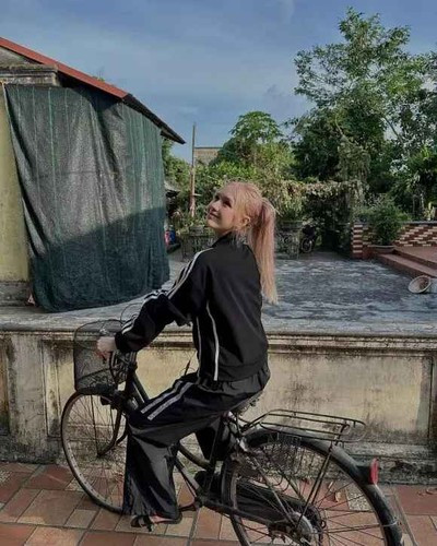 Dù có đầu bù tóc rối, bận rộn với việc bếp núc nhưng nhan sắc Xoài Non vẫn được ngợi khen.