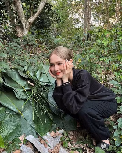 "Mình không phải dạng nhà nghèo, thiếu thốn cần trai nuôi nên ai chửi mình yêu vì tiền thì mình cũng thông cảm vì bản thân họ phải thế nào thì mới nói người ta như vậy", Xoài Non đáp trả trước những lời thị phi.