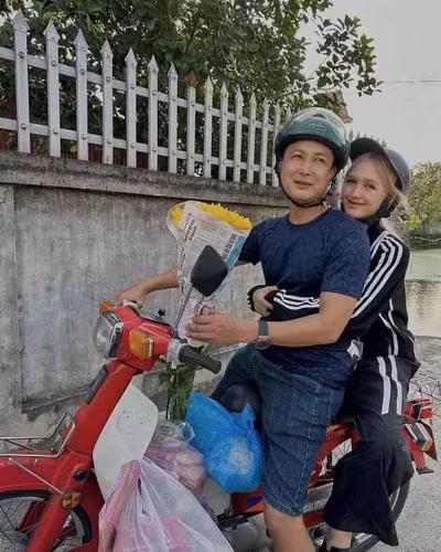 10X cũng từng khoe loạt ảnh check-in khi được bố chở đi chơi hay câu cá bên bờ ao cạnh nhà. Nhưng nổi bật nhất chính là bức hình cô nàng ngồi rửa bát.