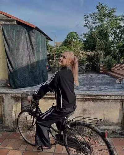 Dù có đầu bù tóc rối, bận rộn với việc bếp núc nhưng nhan sắc Xoài Non vẫn được ngợi khen.