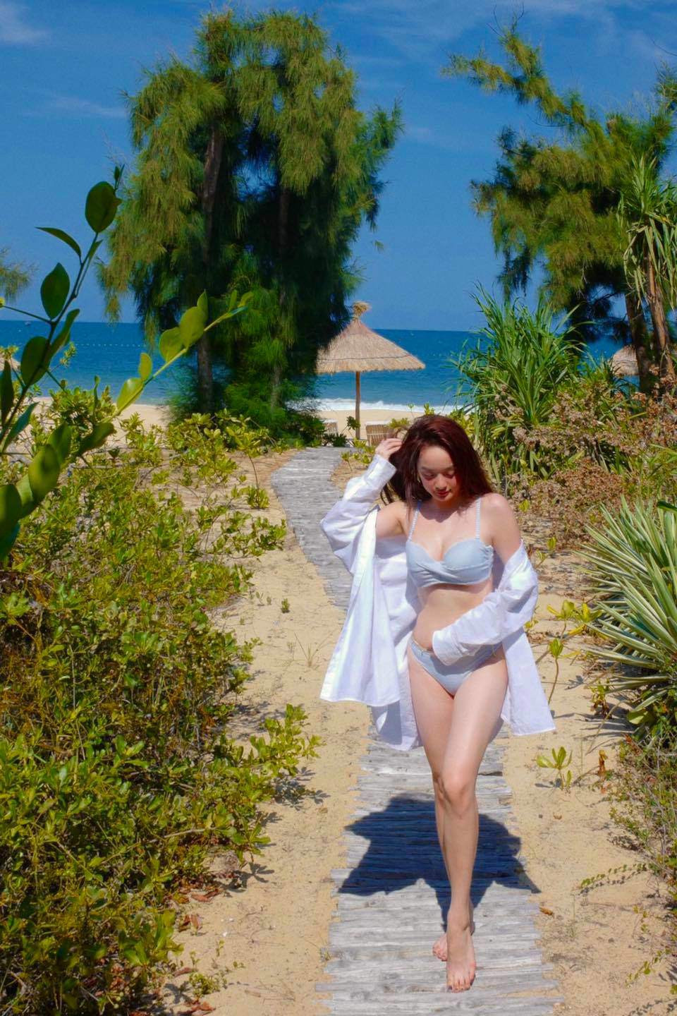 Nhờ chăm tập yoga, hạn chế tinh bột, ăn uống khoa học, Kaity Nguyễn sở hữu đường cong hình thể ngày càng quyến rũ, thế nên "mỹ nhân trăm tỷ" của màn ảnh Việt dễ dàng chinh phục nhiều mẫu đồ bơi với nhiều kiểu dáng, màu sắc bắt mắt.