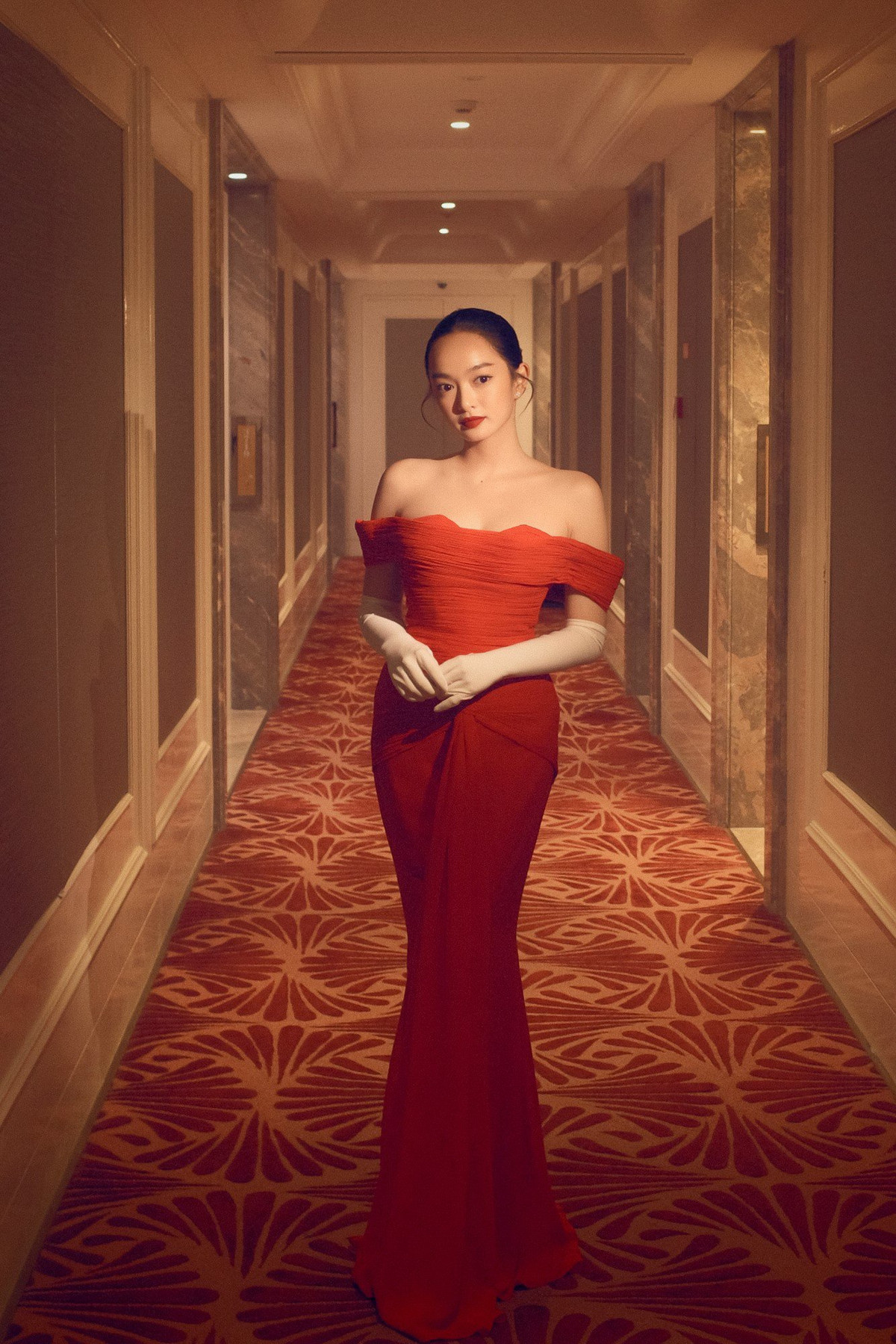 Sau khi đăng tải bức ảnh chào hè, nhiều bình luận khen ngợi sắc vóc ngày càng thăng hạng của nữ diễn viên "Em chưa 18" ở độ tuổi 25: "Xinh quá nàng ơi, ngày càng đẹp", "Quyến rũ quá, hot nhất mùa hè này", "Nàng thơ trăm tỷ xinh đẹp của tôi",...