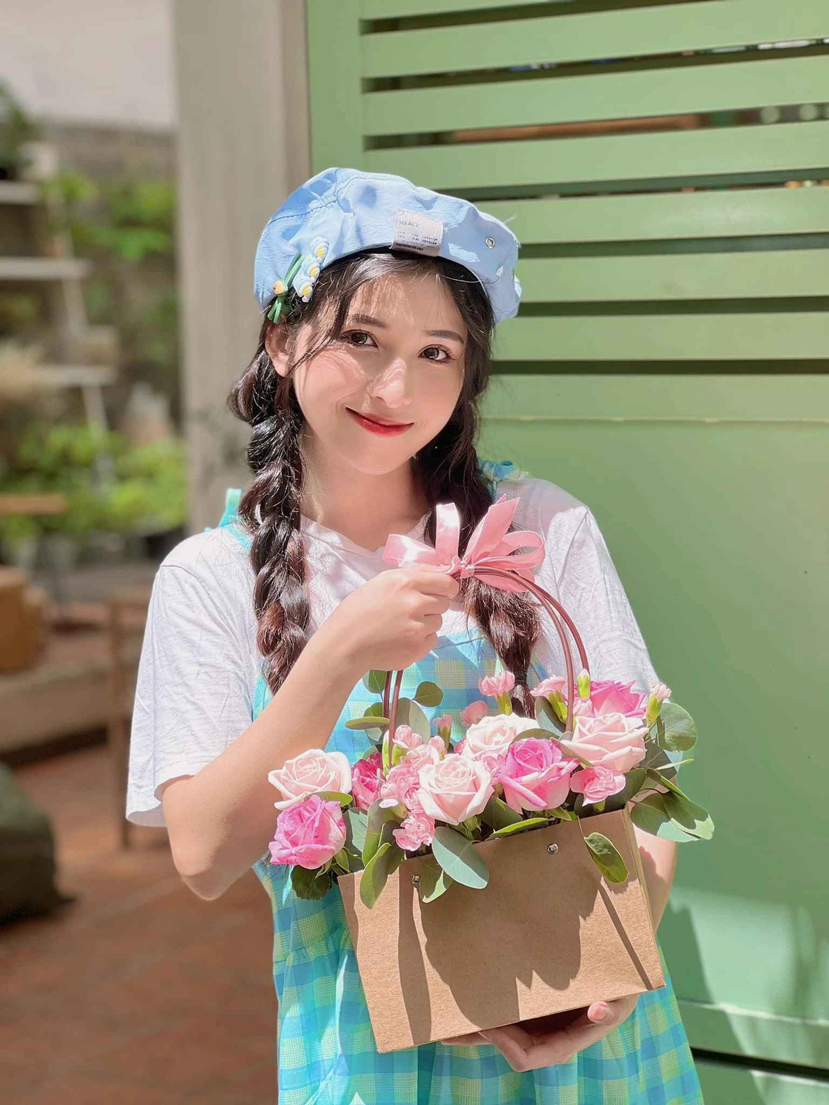 Hot girl quê Cà Mau cho biết buổi ghi hình có nhiều kỷ niệm nhưng cô chưa thể tiết lộ vì liên quan đến nội dung MV