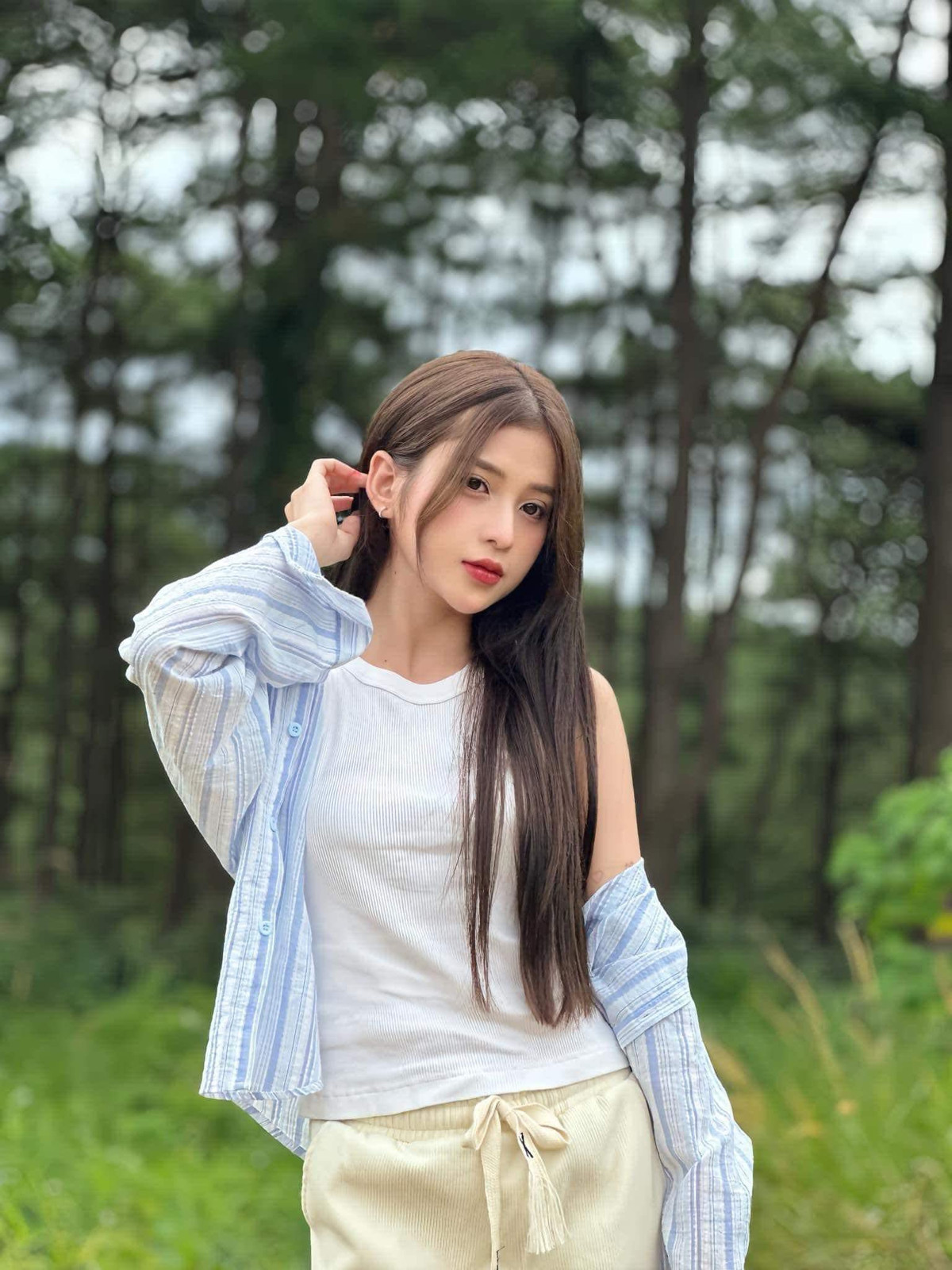 Minah Phạm sinh năm 1998, quê Cà Mau. Cô từng là thành viên của nhóm nhạc Usagi, gây ấn tượng bởi vẻ đẹp sắc sảo, phong cách ăn mặc gợi cảm.