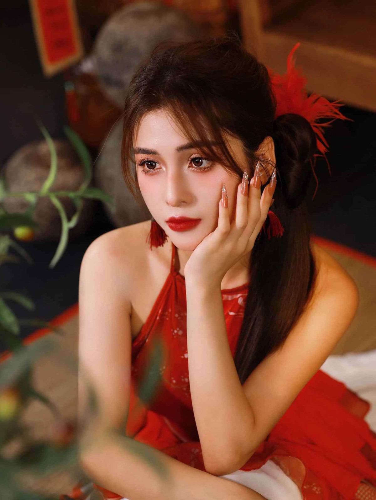 Nói về phản ứng khán giả khi poster Thiên lý ơi được công bố, Minah Phạm cho biết có nhiều cư dân mạng đưa ra bình luận tiêu cực. Người đẹp thừa nhận mình là người có tính cách mạnh mẽ, đón nhận những bình luận tích cực và thường lướt qua những ý kiến mang tính công kích.