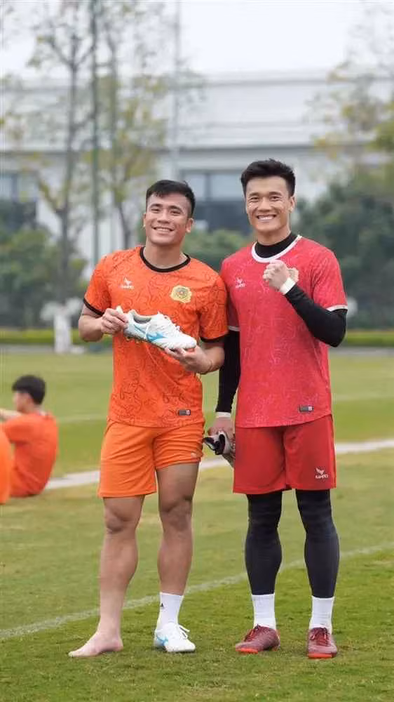 Cụ thể, Bùi Tiến Dũng đăng tải loạt ảnh cùng em trai theo đuổi sự nghiệp sân cỏ từ khi còn nhỏ cho đến thời điểm hiện tại.