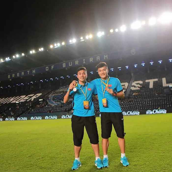 Thêm khoảnh khắc thể hiện tình cảm gắn bó của 2 cầu thủ họ Bùi.