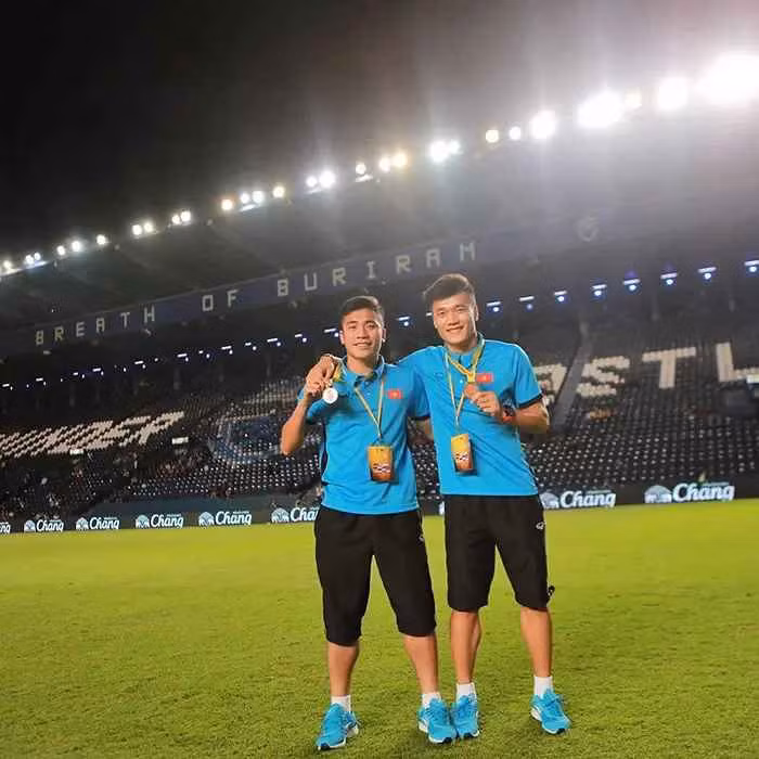 Thêm khoảnh khắc thể hiện tình cảm gắn bó của 2 cầu thủ họ Bùi.