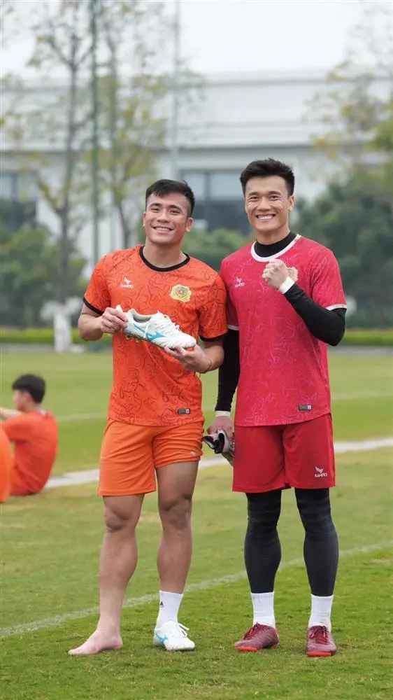 Cụ thể, Bùi Tiến Dũng đăng tải loạt ảnh cùng em trai theo đuổi sự nghiệp sân cỏ từ khi còn nhỏ cho đến thời điểm hiện tại.