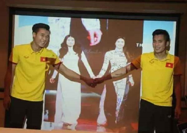 Còn đây là thời điểm cả 2 mới nổi tiếng khi trở về sau giải U23 châu Á ở Thường Châu, Trung Quốc.