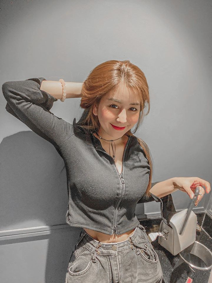 Trái với hình ảnh mặc áo dài nền nã, khoe trọn vòng nào ra vòng nấy, Võ Ngọc Trân thường diện những trang phục trễ vai hay kiểu dáng crop top giúp khoe sắc vóc thanh mảnh.