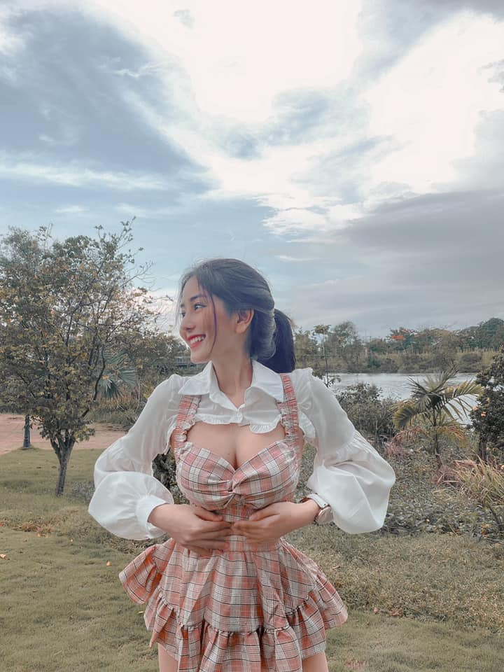 Trên trang cá nhân, Ngọc Trân thường chia sẻ khoảnh khắc thường ngày, ngoài đi học, cô nàng còn đi chơi, đi du lịch…