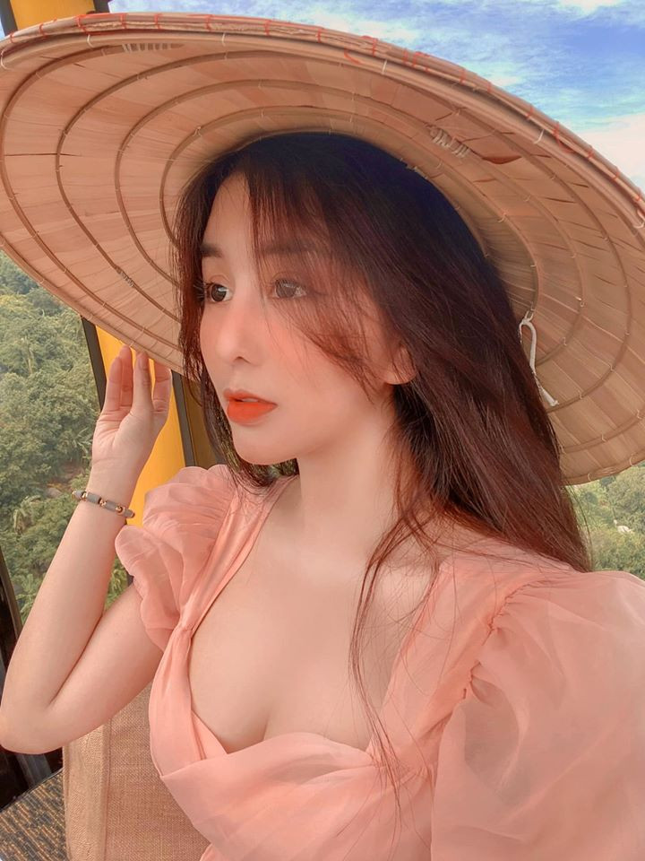 Mặc dù không hoạt động trong lĩnh vực nghệ thuật hay dấn thân vào showbiz nhưng lượng fan hâm mộ của hot girl 10X Ngọc Trân vẫn không hề nhỏ.