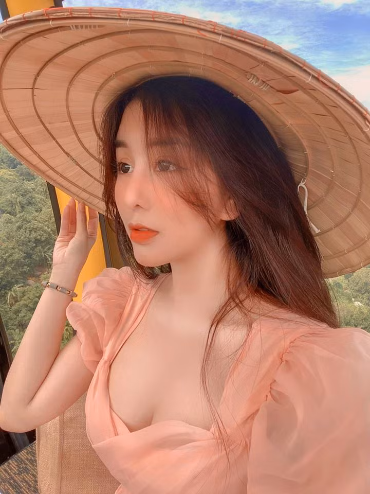 Mặc dù không hoạt động trong lĩnh vực nghệ thuật hay dấn thân vào showbiz nhưng lượng fan hâm mộ của hot girl 10X Ngọc Trân vẫn không hề nhỏ.