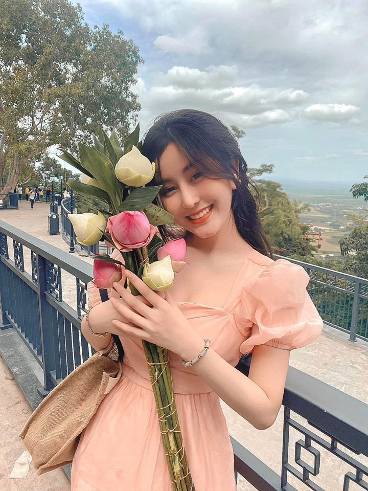 Không còn là một gương mặt xa lạ trong vũ trụ hot girl Sài Gòn, Võ Ngọc Trân gây ấn tượng với gương mặt xinh đẹp không góc dìm hàng, body cực chuẩn đồng hồ cát với vòng 1 nổi bật.