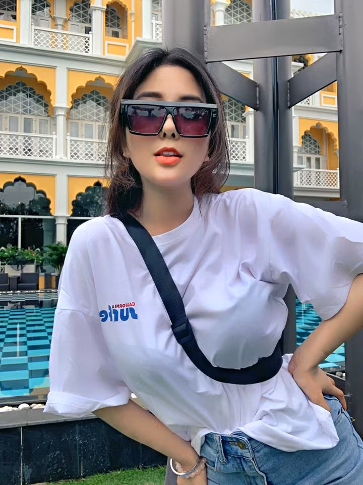 Mới đây, hot girl Võ Ngọc Trân đăng lên MXH một bức ảnh khoe dáng vô cùng mê mẩn.