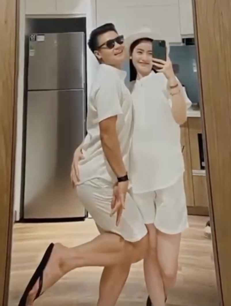 Quang Hải thoải mái chụp ảnh bên bạn gái.