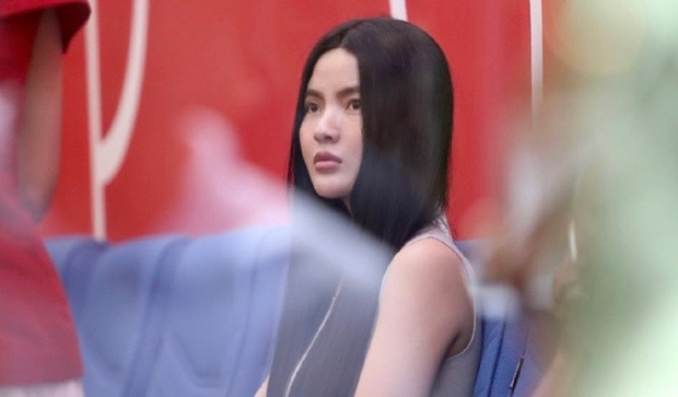 Đáng chú ý, nam cầu thủ vô tình khiến dân mạng bàn tàn xôn xao với hành động kém tinh tế khi đi cùng bạn gái.