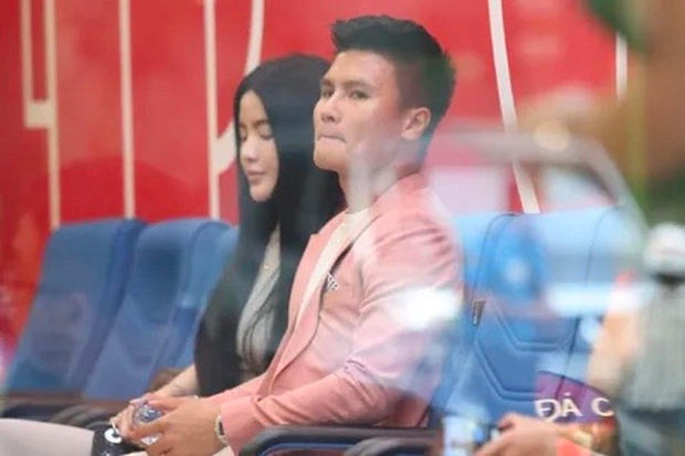 Cụ thể, trong lúc bước xuống xe ô tô cầu thủ gốc Đông Anh không chờ mở cửa cho bạn gái xuống xe. Thậm chím Quang Hải còn bước nhanh về phía trước, bỏ mặc bạn gái lững thững đi phía sau.