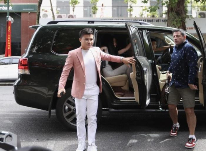 Hành động kém tinh tế trên của Quang Hải đã nhanh chóng trở thành chủ đề cư dân mạng bàn tán.