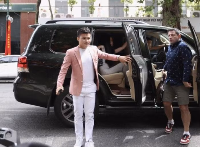 Hành động kém tinh tế trên của Quang Hải đã nhanh chóng trở thành chủ đề cư dân mạng bàn tán.