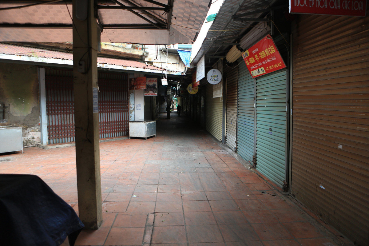 Trong ngày mùng 2 Tết, mặt hàng rau xanh được nhiều người tìm mua, nhìn chung giá bán tăng nhẹ so với dịp sát Tết…