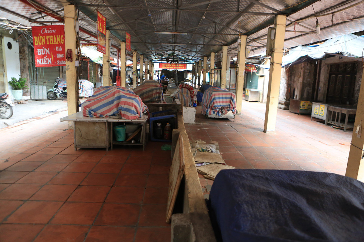 Ghi nhận tại một số chợ dân sinh trên địa bàn Hà Nội, ngay trong ngày mùng 2 Tết Giáp Thìn đã có tiểu thương bán hàng trở lại, chủ yếu bán rau xanh, thực phẩm tươi sống như thịt lợn, thịt bò, cá…