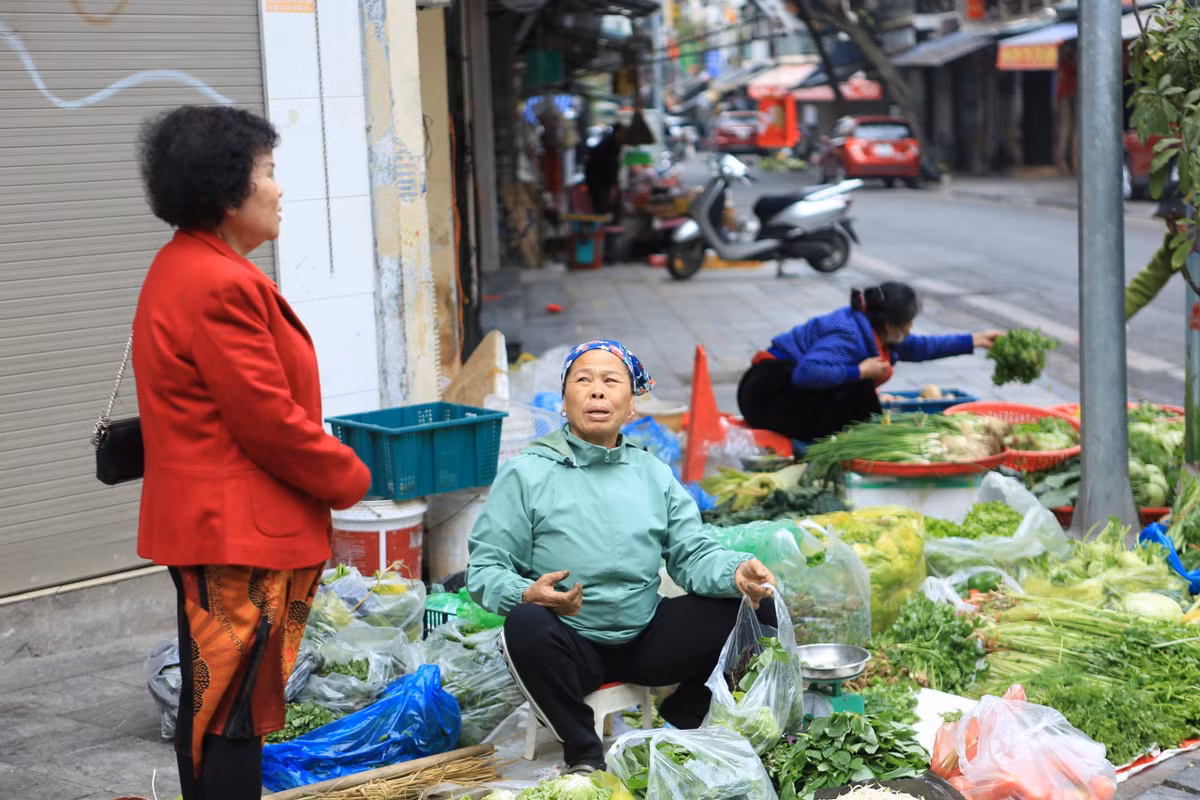 Ở một góc khác của chợ Ngô Sĩ Liên, gánh hàng rau đã được bày bán. Theo ghi nhận của PV giá cả chỉ tăng nhẹ so với ngày thường.