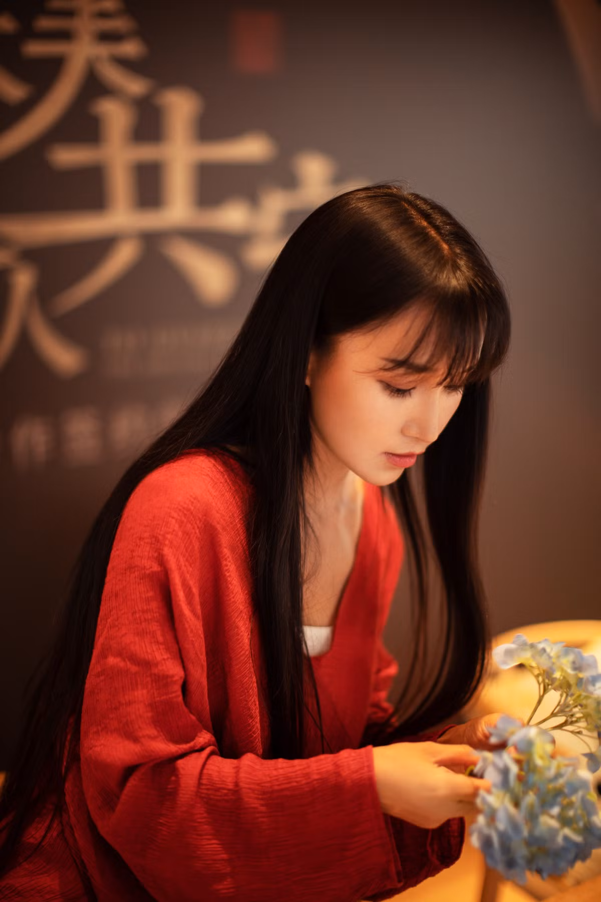 Youtuber Lý Tử Thất làm nên tên tuổi của mình bằng những clip nấu tự nấu nướng, trồng trọt, làm các món ăn... theo phong cách đồng quê nhẹ nhàng.